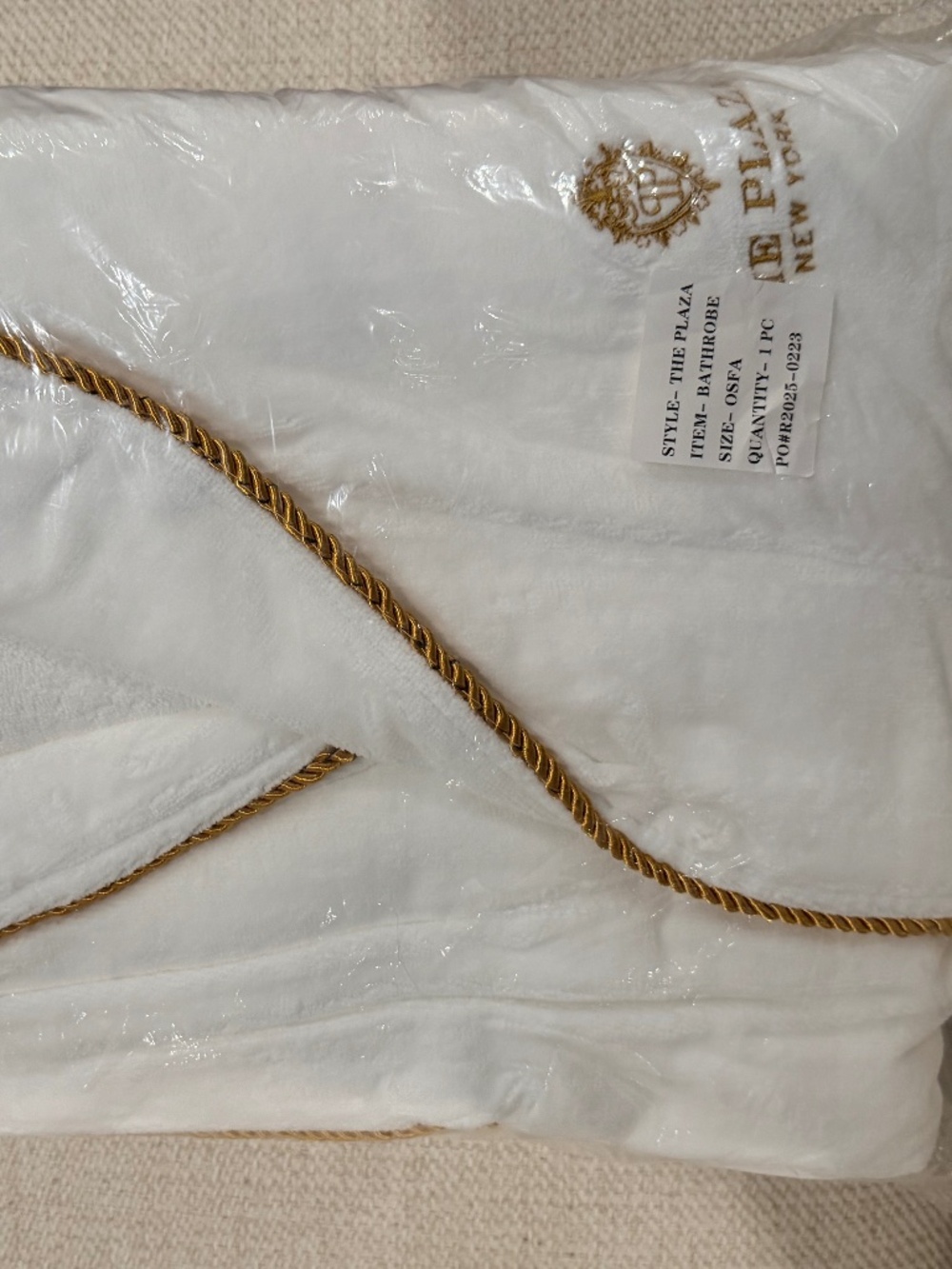 The Plaza New York BNIB Luxury Plush Bathrobe - One Size - RRP: $160